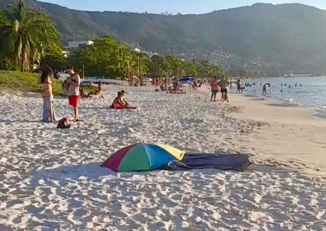 Homem morre após mergulho na Praia de Charitas ao voltar do enterro da irmã